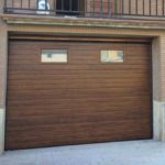 Puerta de garaje imitación madera